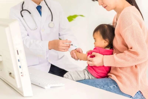 Pastikan si Kecil memenuhi jadwal vaksin bayi sesuai usianya. Pastikan si Kecil memenuhi jadwal vaksin bayi sesuai usianya.