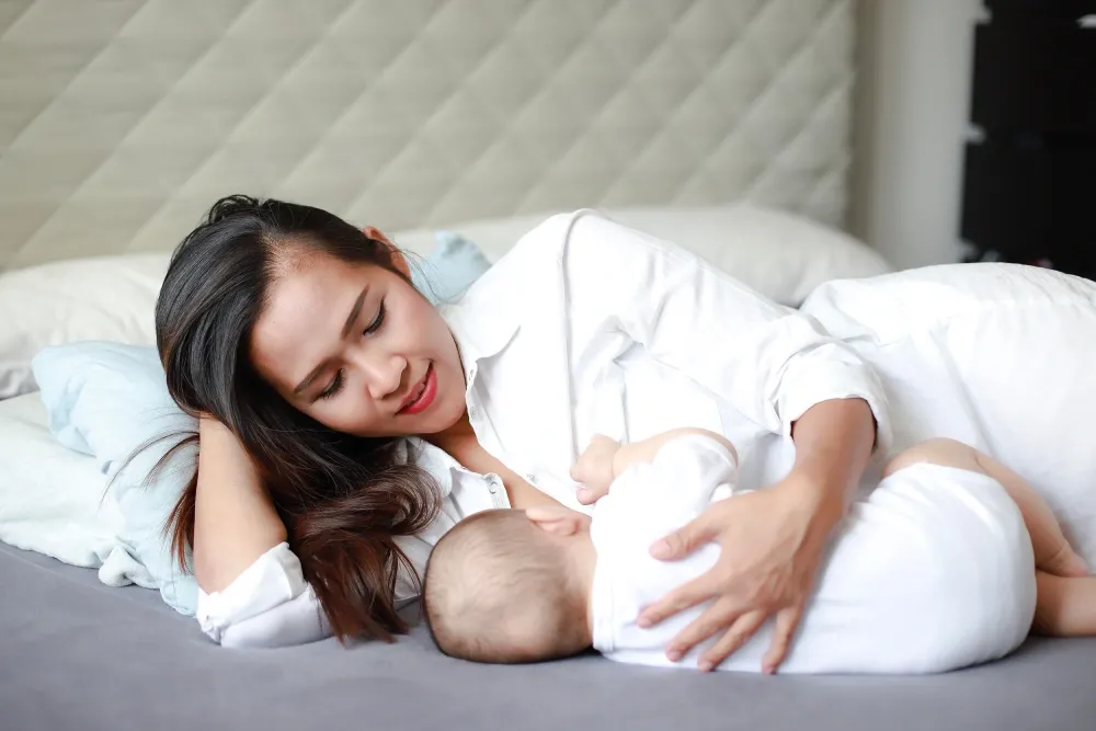 Salah satu tanda bayi tengah mengalami growth spurt adalah dia menyusu lebih banyak. Salah satu tanda bayi tengah mengalami growth spurt adalah dia menyusu lebih banyak.