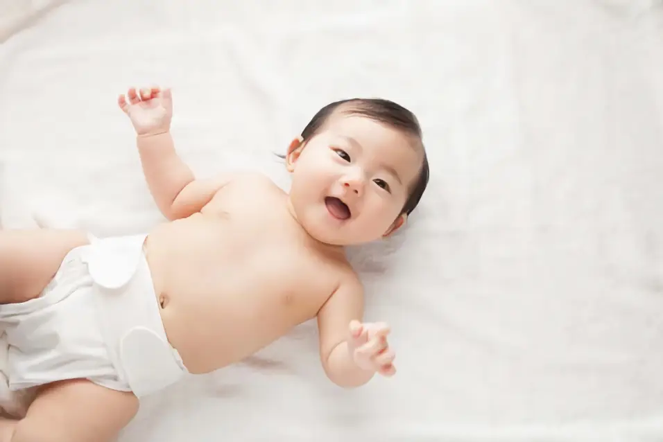 bayi tersenyum bayi tersenyum
