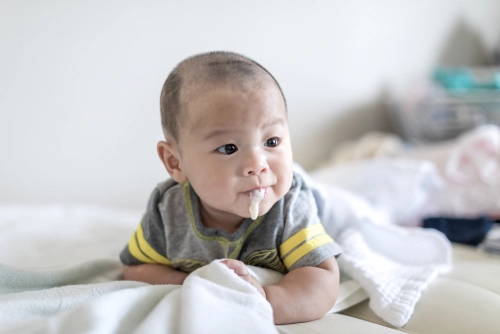 Bayi muntah menyembur - Bebeclub Bayi muntah menyembur - Bebeclub