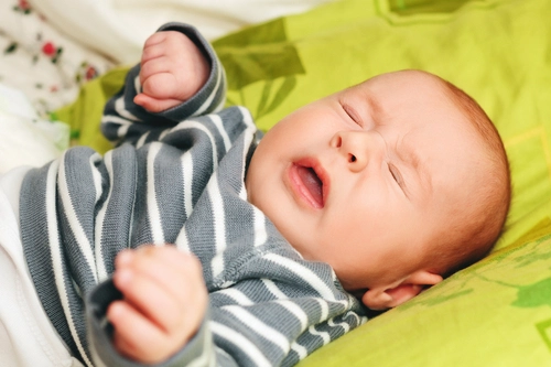 Bayi menangis karena batuk Bayi menangis karena batuk