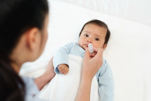 Hidung tersumbat sering membuat bayi rewel di malam hari Hidung tersumbat sering membuat bayi rewel di malam hari