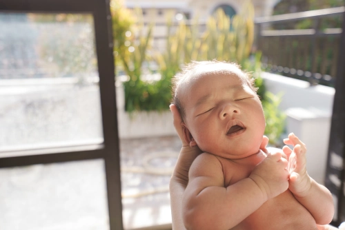 Rutinitas ibu jemur bayi di pagi hari Rutinitas ibu jemur bayi di pagi hari