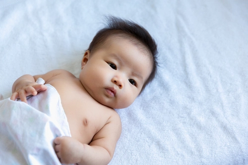 Bayi dua bulan tersenyum pada Ibunya di rumah Bayi dua bulan tersenyum pada Ibunya di rumah