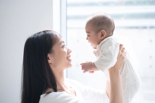 Cara bersosialisasi dengan bayi Cara bersosialisasi dengan bayi