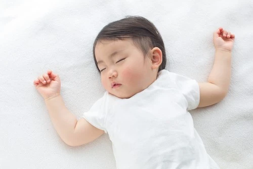 Bayi perempuan sedang tertidur pulas Bayi perempuan sedang tertidur pulas